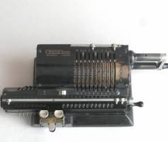 Calculatrice mécanique Ohdner